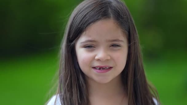 Criança Retrato Com Dentes Ausentes Sorrindo Para Câmera — Vídeo de Stock