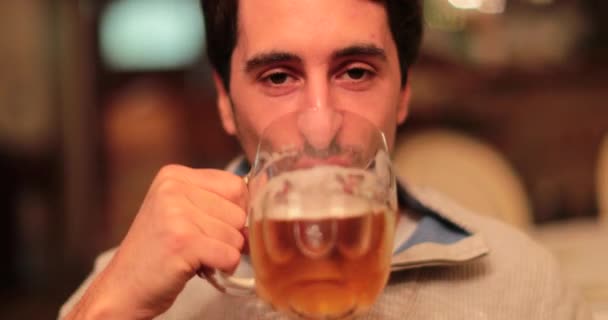 Jovem Bebendo Uma Grande Cerveja Noite — Vídeo de Stock