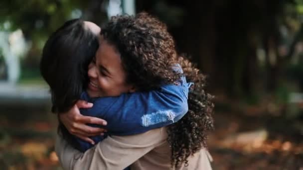 Izgatott Boldog Barátnők Ölelgetik Egymást Két Barát Újra Együtt — Stock videók