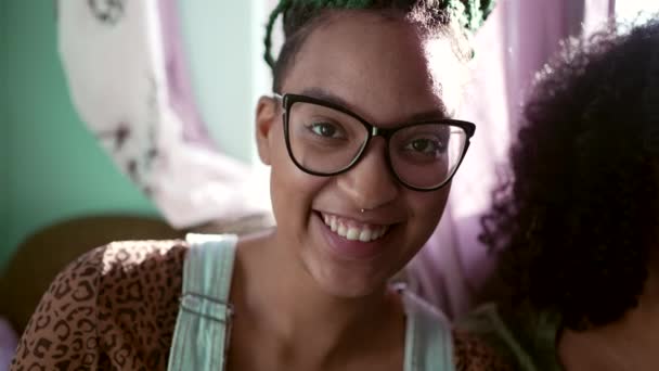 Drei Glückliche Brasilianerinnen Lachen Und Lächeln Die Kamera Als Sie — Stockvideo
