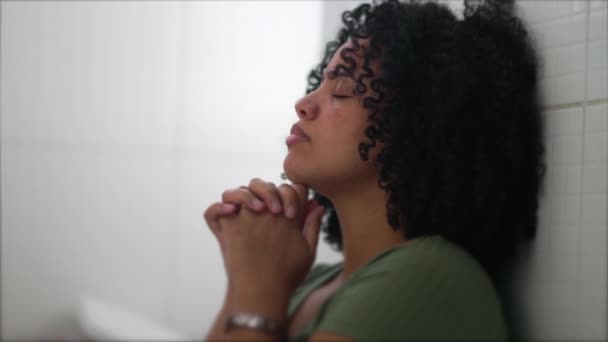 Одна Бразильська Молода Жінка Молиться Важкі Часи Дівчина Південної Америки — стокове відео