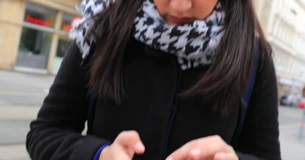 Sokakta Cep Telefonu Teknolojisini Kontrol Eden Bir Kadın Kız Akıllı — Stok video
