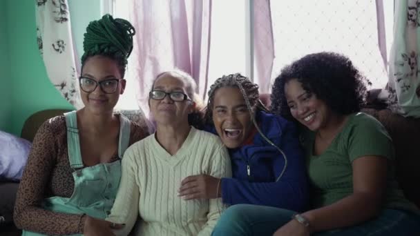 Glückliche Brasilianer Hängen Zusammen Auf Der Heimischen Wohnzimmercouch Gruppe Südamerikanischer — Stockvideo