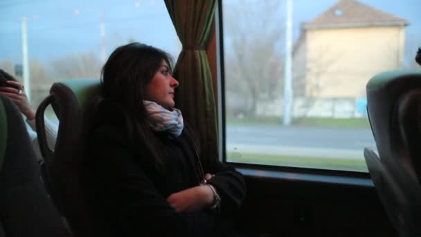 Otevřený Autentický Klip Mladé Ženy Cestující Autobusem — Stock video