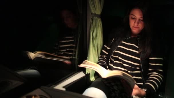 Пасажирська Жінка Читає Книгу Автобусі Вночі — стокове відео