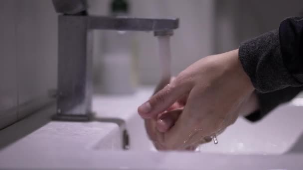 Mulher Lavar Mãos Torneira Banheiro Close Slow Motion — Vídeo de Stock
