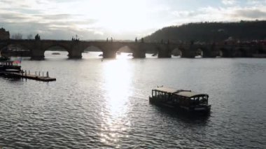 Çek Cumhuriyeti 'nin Prag kentindeki Charles Köprüsü Vltava Nehri' nde gün batımında