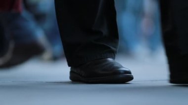 120fps 'de kalabalığın ayaklarına yakın çekim. Kalabalığın Bacakları Sokakta Yürüyen İnsanlar.