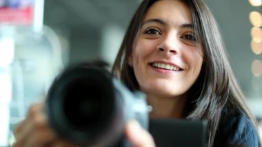 Kameralı ve kameralı bir kadın.
