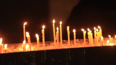 Katedral kilisesinde dua etmek için mum yakıyorum.