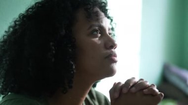 Ruhani bir Afrikalı kadın zor zamanlarda umutla dua ederek gökyüzüne bakıyor. Sadık bir İspanyol kız yukarı bakıyor.