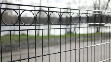 Park kapısı bölümü ayrık çitleri belirliyor.