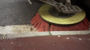Sokak süpürücüsü caddeyi temizliyor.