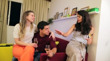 Kadın arkadaşının konuşmasını dinleyen bir çift. Gerçek hayatta arkadaşlar arasında samimi, otantik bir etkileşim