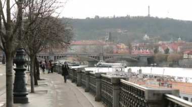 Kış boyunca Prag nehir kenarı. Soğuk mevsimde Avrupa kenti