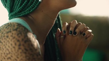 Afrika kökenli Amerikalıların elleri yaklaştı. Genç bir siyahi kadın yetişkin kız dua ediyor. Brezilyalı bir hsipanik Latin insan eli kenetlenmiş.