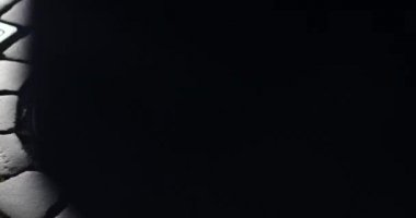 Kanalizasyon geceleri ayaklar ve bacaklar etrafında yürürken.