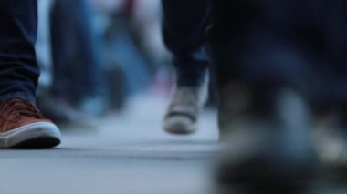 120fps 'de kalabalığın ayaklarına yakın çekim. Kalabalığın Bacakları Sokakta Yürüyen İnsanlar.