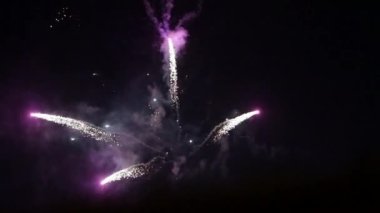 Havai fişekler 120fps yavaş çekimde patlamaları gösteriyor