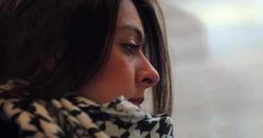 Trenle seyahat eden, arka planda hareketli bir kadının samimi, otantik profili.