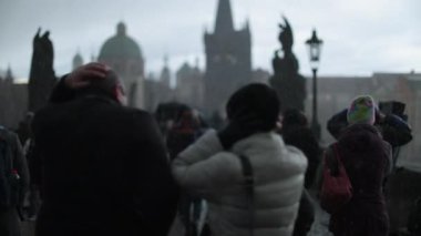 Soğuk zamanlarda Avrupa 'da nehir kenarında yürüyen bir grup insanın arkası.. 