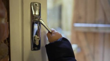 Küçük bebek kapıyı açıyor ve evden ayrılıyor. Çocuk kapı tokmağına ulaşarak evi terk ediyor