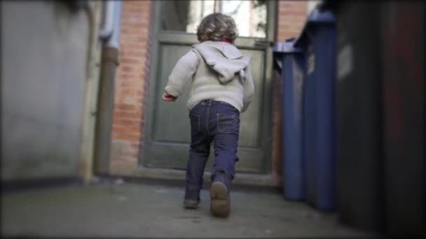 Παιδί Βγαίνει Έξω Νήπιο Αγόρι Ανοίγει Την Πόρτα Αφήνοντας Σπίτι — Αρχείο Βίντεο