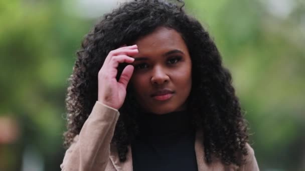 Портрет Чорна Бразильська Дівчина Яка Регулює Волосся Вулиці — стокове відео