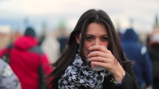 Woman Drinks Hot Warm Crowded Atmosphere Year Old Tourist Drinking — Stock Video