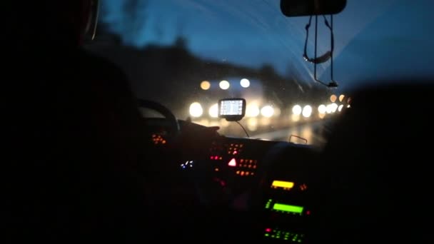 公共汽车司机在黄昏时分开车 夜间驾驶巴士的前部 — 图库视频影像