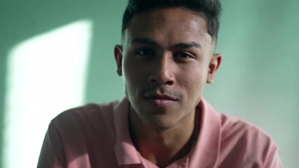 Portret Młodego Latynosa Patrzącego Kamerę Zbliżenie Latynoskiej Osoby Ameryki Południowej — Wideo stockowe