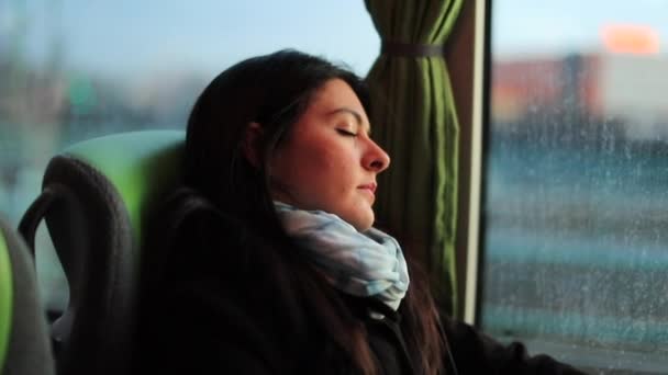 Mujer Cándida Durmiendo Autobús Auténtica Chica Pasajera Dormida Mientras Viaja — Vídeo de stock