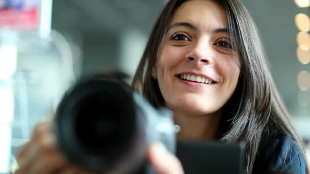 Mulher Segurando Câmera Vídeo Filmando Pessoa — Vídeo de Stock