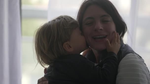 Baby Sohn Küsst Mutter Auf Die Wange Eltern Und Kind — Stockvideo