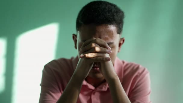 Религиозный Латиноамериканец Молится Богу Трансцендентности Южноамериканский Бразилец Молитве Смотрит Небо — стоковое видео