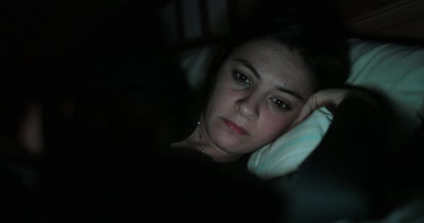 Young Woman Bed Smartphone Woman Starring Cellphone Device Going Bed — Stock Video