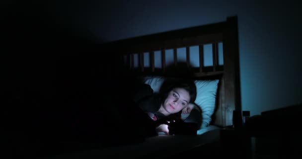 스마트폰으로 침대에 침대로 장치에 — 비디오