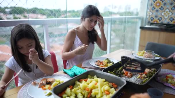 Familie Die Thuis Luncht Moeder Dochter Zaten Rond Eten Mensen — Stockvideo