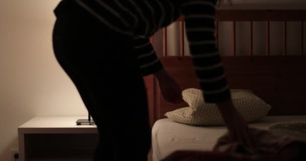 Frau Macht Ihr Bett — Stockvideo