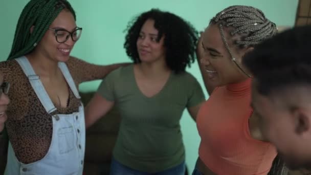 Afroameričtí Příbuzní Objímají Svazku Komunitě Šťastní Přátelé Objímání Skupině — Stock video