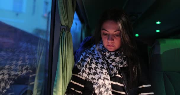 Yolcu Kadın Otobüsle Seyahat Ederken Geceleri Kitap Okurken Saçını Düzenliyor — Stok video