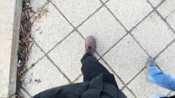 Pov Person Som Går Övergångsstället Synpunkt Människan Boots Steg För — Stockvideo