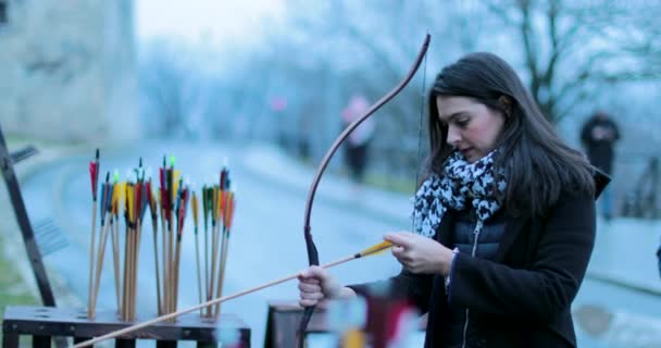 Vrouw Gericht Het Raken Van Het Doel Met Pijl Vrouw — Stockvideo