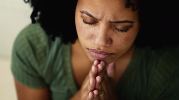 Egy Hűséges Fiatal Fekete Imádkozik Istenhez Vallásos Dél Amerikai Brazil — Stock videók