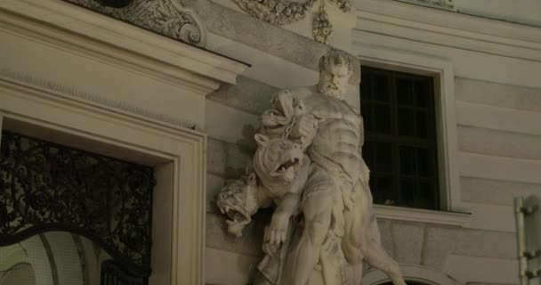 奥地利维也纳霍夫堡区的赫拉克勒斯和塞伯鲁斯雕像 — 图库视频影像