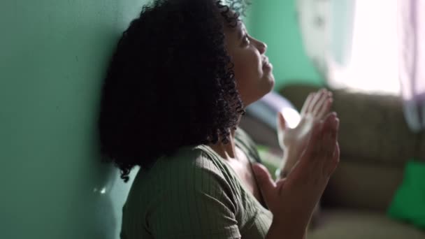 Jedna Ewangeliczna Młoda Czarna Kobieta Modląc Się Boga Podnosząc Ręce — Wideo stockowe