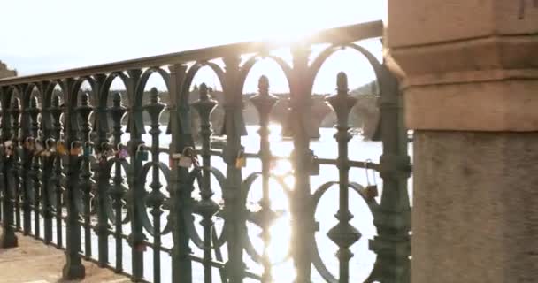 Viele Lieben Vorhängeschlösser Auf Einer Brücke Hochzeitsschlösser Einem Metallzaun Symbol — Stockvideo