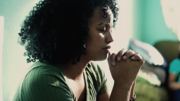 Femme Afro Américaine Priant Dieu Une Fille Hispanique Noire Spirituelle — Video