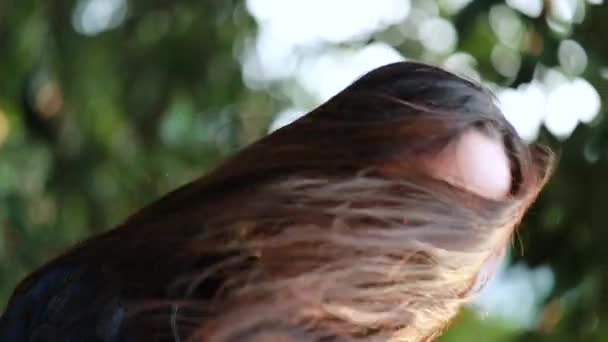 Jonge Vrouw Schudden Haar Slow Motion Buiten Persoon Gevoel Vrij — Stockvideo