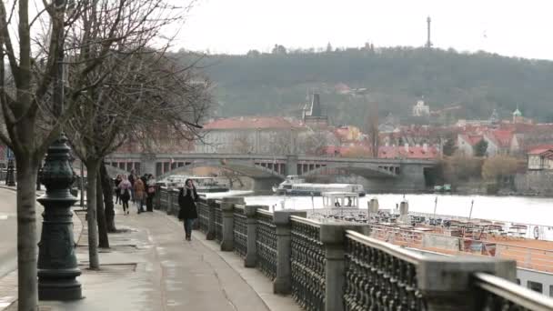 Bord Rivière Prague Hiver Ville Européenne Pendant Saison Froide — Video
